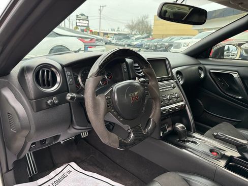 Used 2013 Nissan GT-R Premium image 41