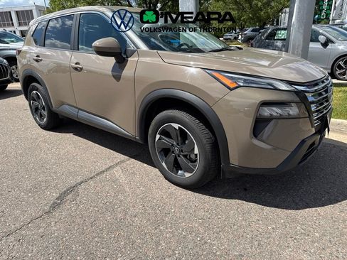 Used 2025 Nissan Rogue SV AWD/4WD image 2