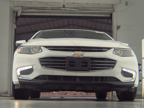 Used 2016 Chevrolet Malibu LT w/ Leather Package image 4