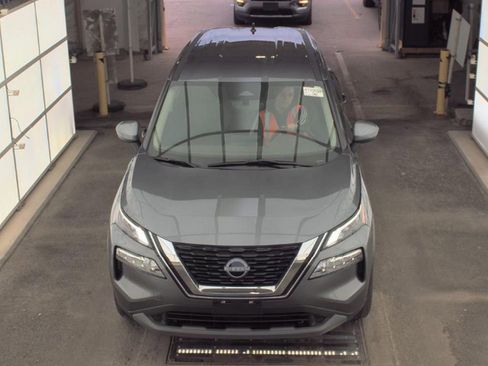 Used 2023 Nissan Rogue SV image 2