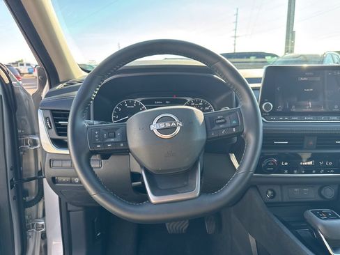 Used 2025 Nissan Rogue SV FWD image 11