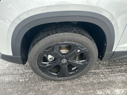 New 2026 Volkswagen Taos SE image 2