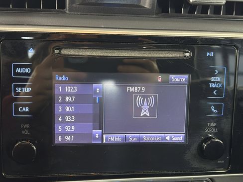 Used 2017 Toyota Corolla SE image 18