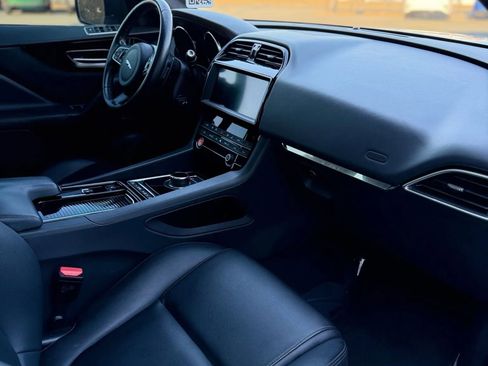 Used 2019 Jaguar F-PACE Premium image 16