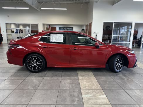 Used 2021 Toyota Camry SE image 10