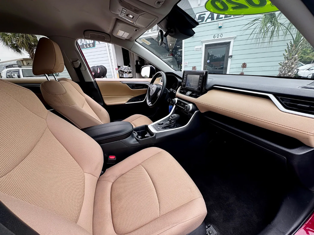 Used 2020 Toyota RAV4 LE AWD/4WD image 12