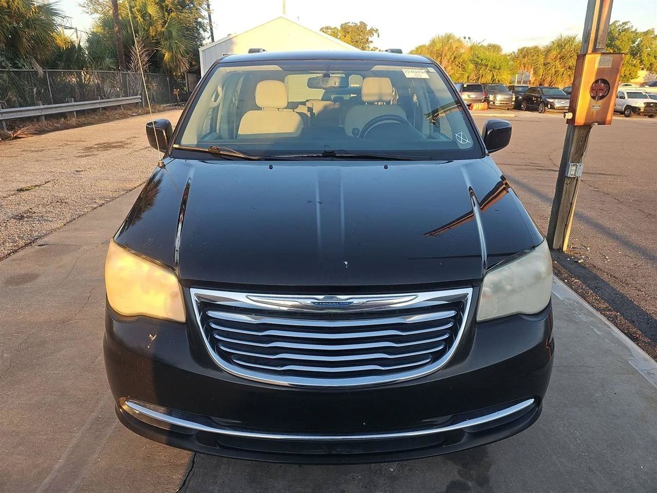 Used 2012 Chrysler Town & Country Touring FWD image 2