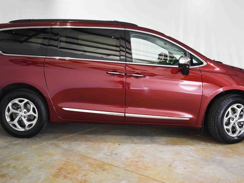 Used 2023 Chrysler Pacifica Limited w/ Trailer Tow Group image 10