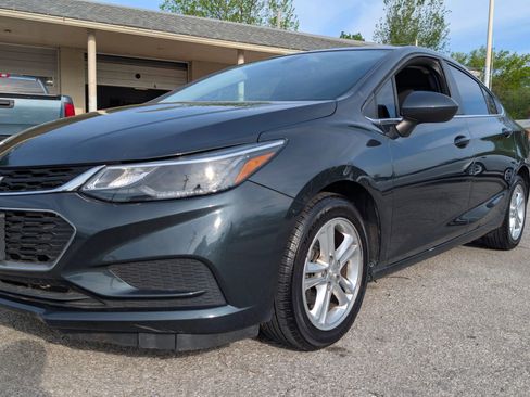 Used 2018 Chevrolet Cruze LT FWD image 1