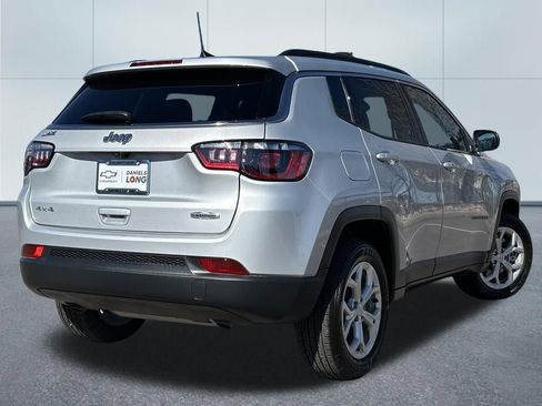 Used 2024 Jeep Compass Latitude image 2