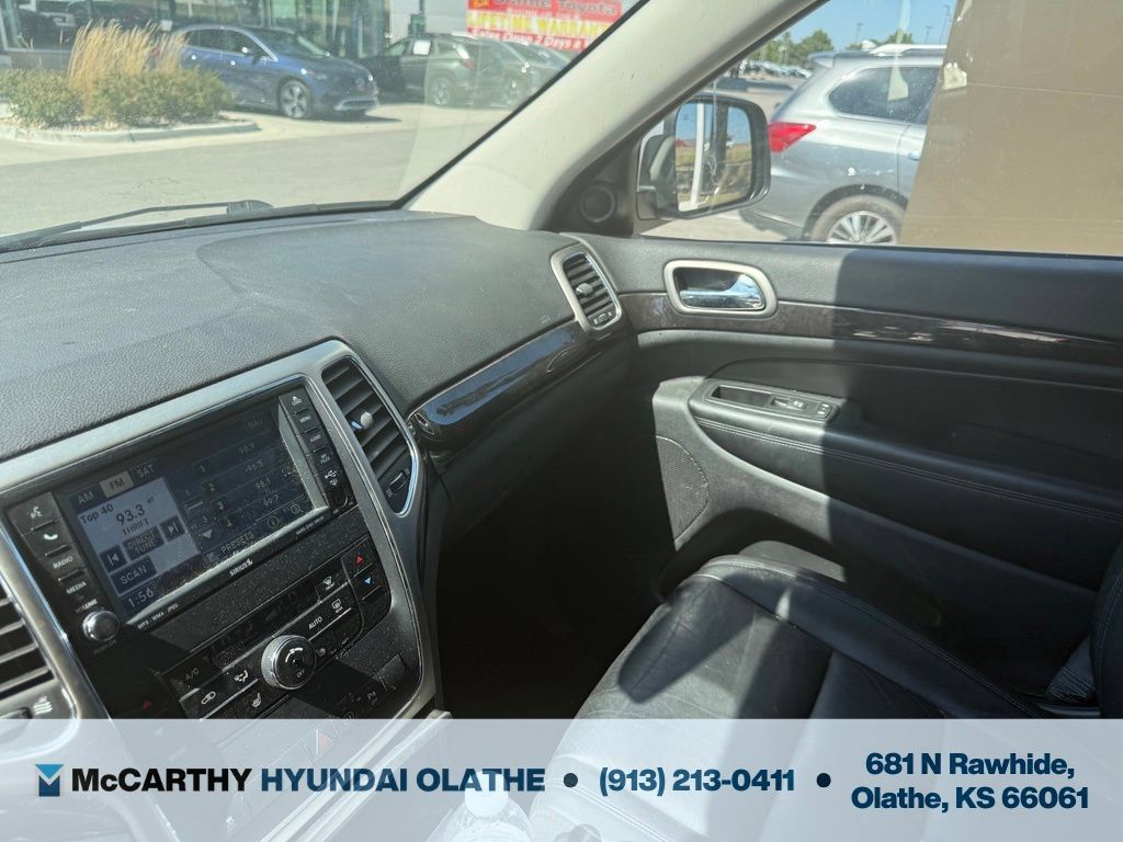Used 2011 Jeep Grand Cherokee Laredo AWD/4WD image 4