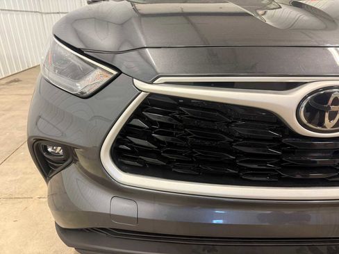 Used 2023 Toyota Highlander XLE image 4
