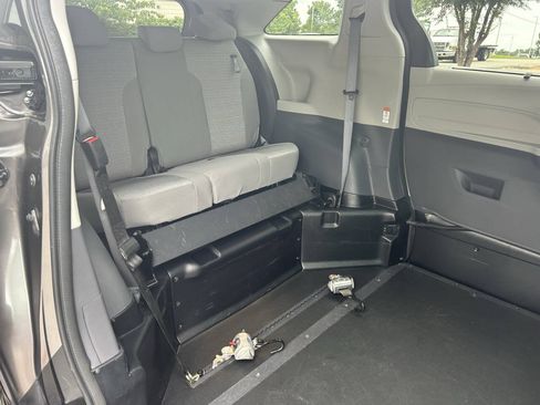 Used 2022 Toyota Sienna LE FWD image 8
