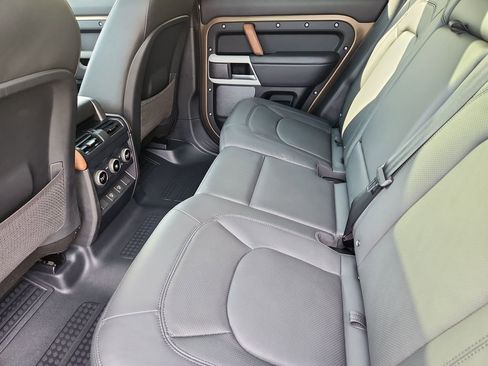 Used 2024 Land Rover Defender 110 SE image 5