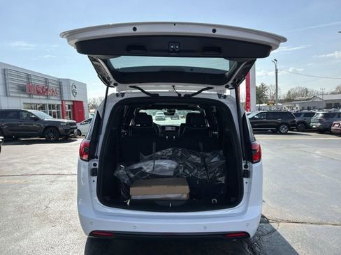 New 2026 Chrysler Pacifica Limited AWD/4WD image 9