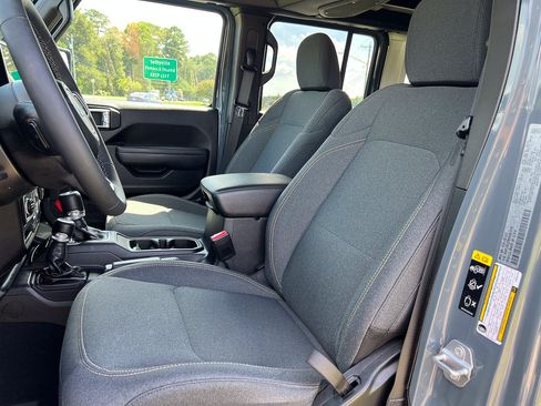 Used 2018 Jeep Wrangler Unlimited Sport S AWD/4WD image 14