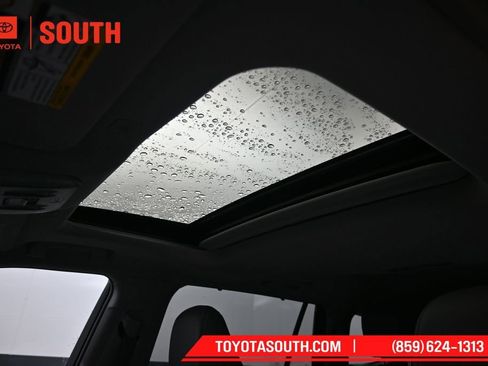 Used 2023 Toyota Highlander XLE AWD/4WD image 24