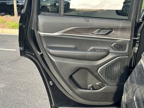 New 2025 Jeep Grand Cherokee Limited w/ Luxury Tech Group II image 20