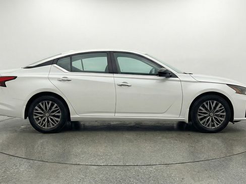 Used 2025 Nissan Altima 2.5 SV FWD image 11