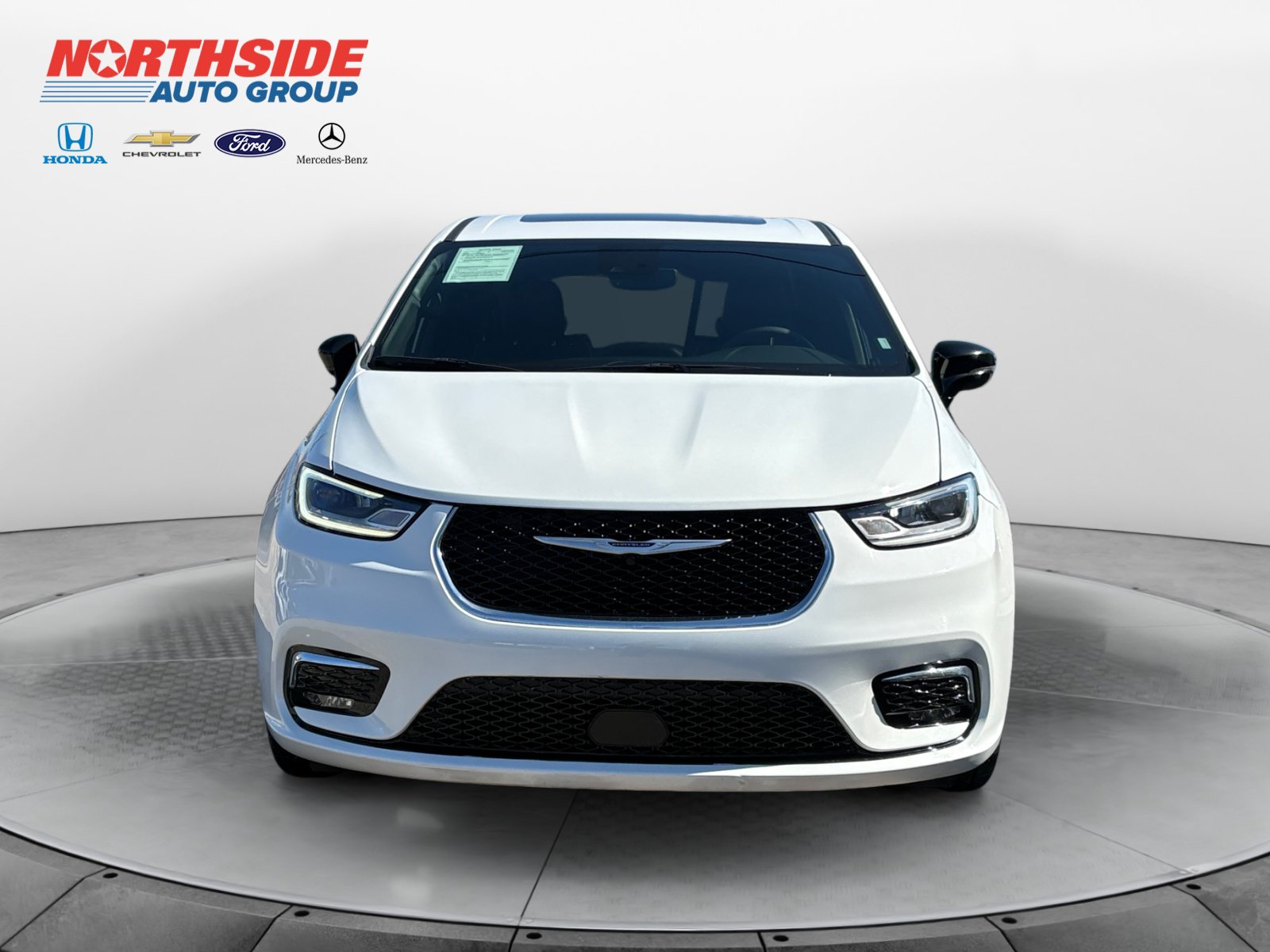 Used 2026 Chrysler Pacifica Limited FWD image 2