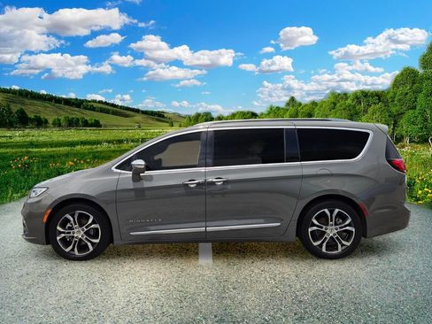 Certified 2022 Chrysler Pacifica Pinnacle FWD image 3