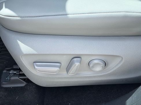 Used 2025 Toyota Highlander XLE FWD image 7