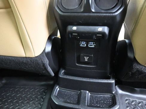 Used 2018 Jeep Wrangler Unlimited Sahara AWD/4WD image 13