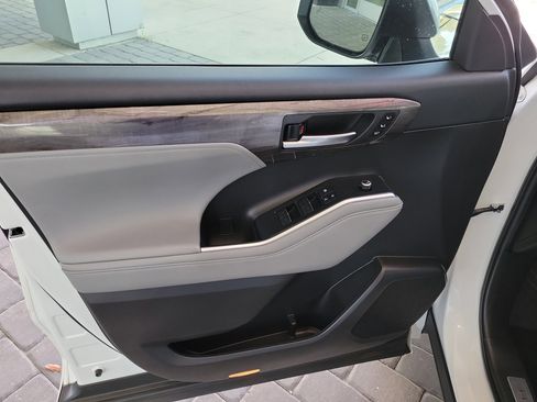 Used 2022 Toyota Highlander Limited image 10