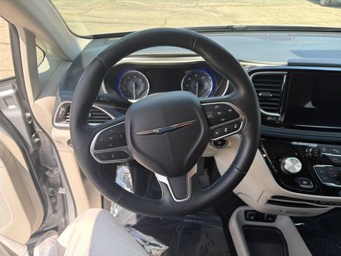 Used 2021 Chrysler Pacifica Touring-L FWD image 16