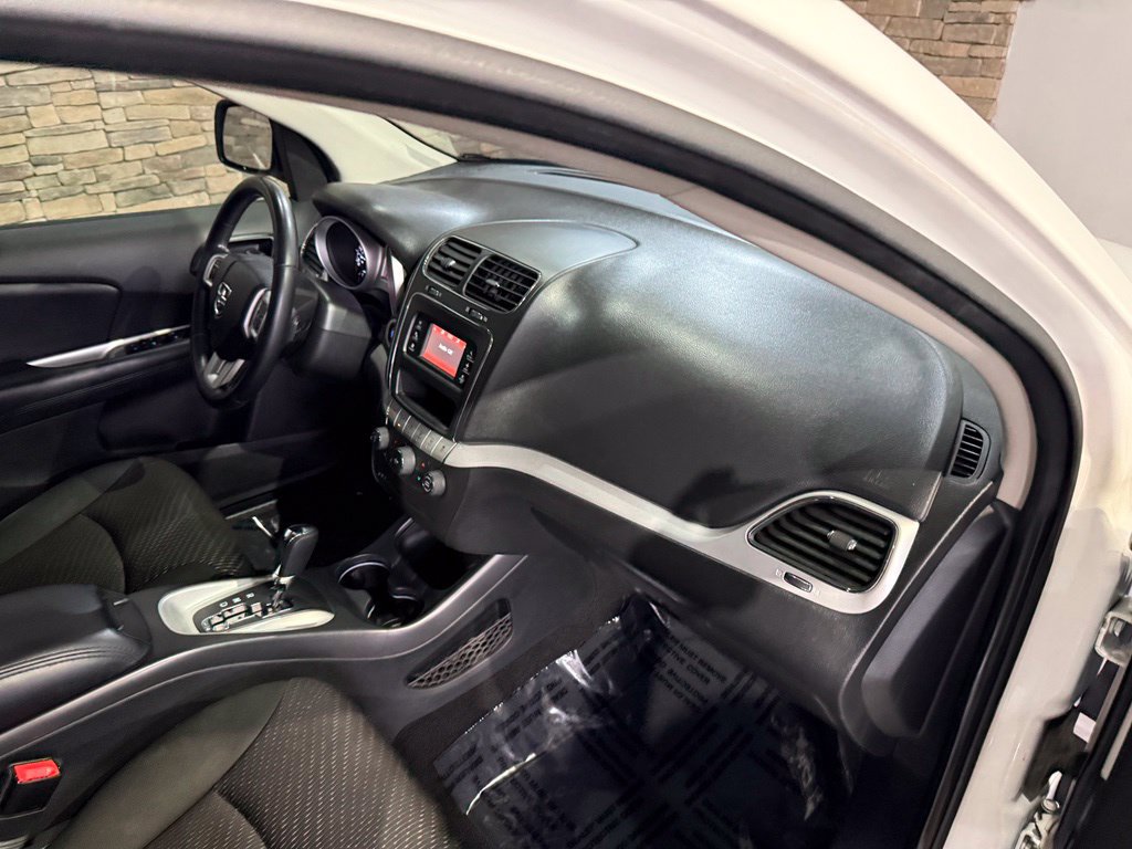 Used 2019 Dodge Journey SE w/ Connectivity Group FWD image 4