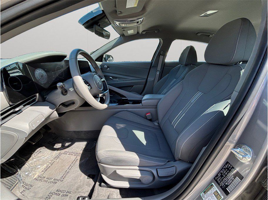 Used 2023 Hyundai Elantra SEL w/ Convenience Package FWD image 2