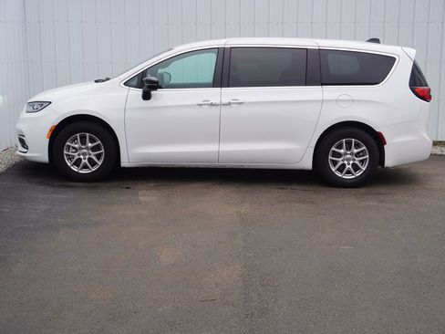 Used 2025 Chrysler Pacifica Select image 3