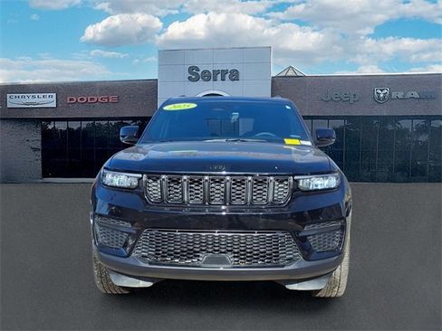 Used 2025 Jeep Grand Cherokee Altitude image 2