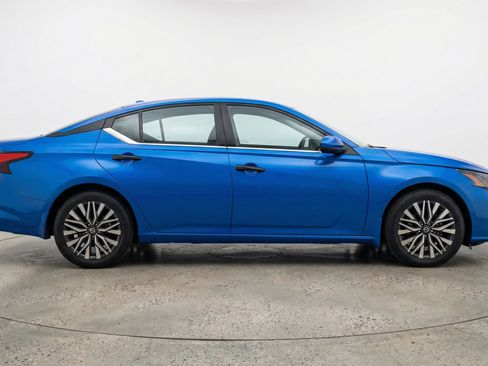 Used 2025 Nissan Altima 2.5 SV image 11