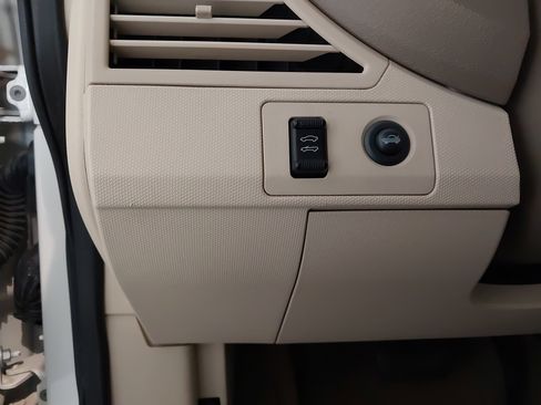 Used 2008 Chrysler Sebring Limited w/ Luxury Group image 24