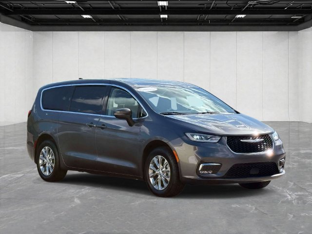 Used 2023 Chrysler Pacifica Touring-L AWD/4WD image 3