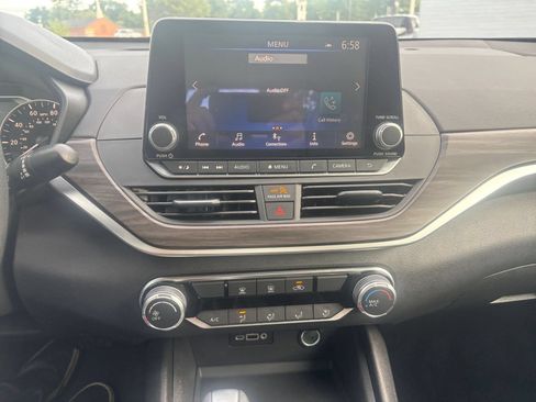 Used 2025 Nissan Altima 2.5 SV FWD image 17
