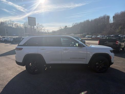 Used 2023 Jeep Grand Cherokee Limited w/ Black Appearance Package image 2
