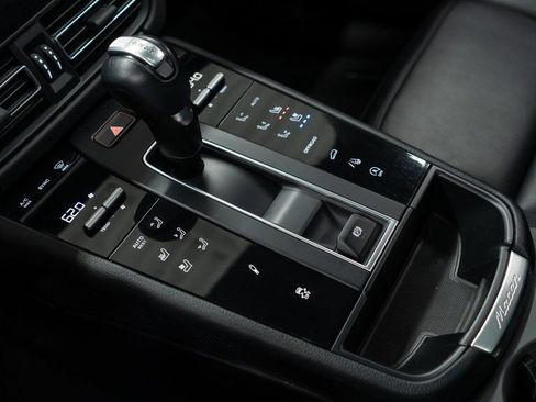 Used 2023 Porsche Macan Turbo image 17