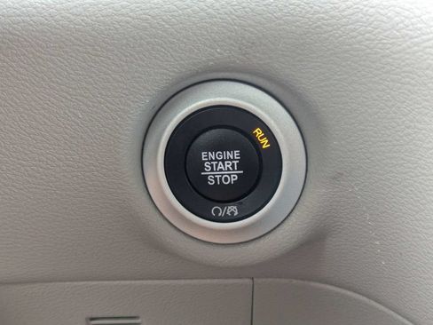 Used 2024 Chrysler Pacifica Touring-L FWD image 33