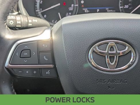 Used 2020 Toyota Highlander XLE FWD image 19
