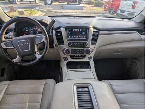 Used 2020 GMC Yukon Denali w/ Denali Premium Package image 16