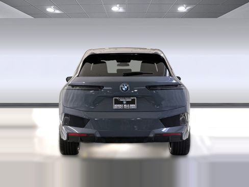 Used 2023 BMW iX xDrive50 w/ Sport Package AWD/4WD image 9