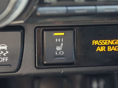 Used 2019 Toyota RAV4 XLE w/ Convenience Package FWD image 8