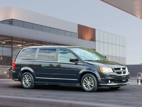 Used 2017 Dodge Grand Caravan SXT image 12