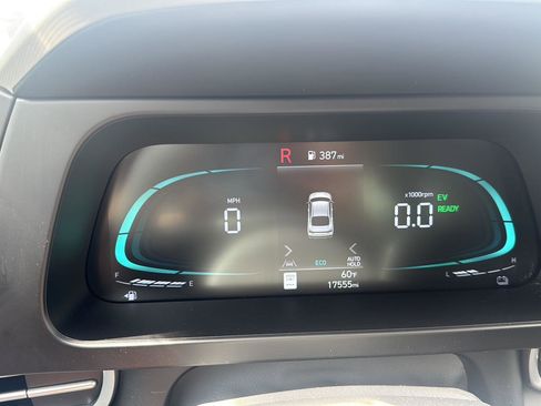 Used 2025 Hyundai Elantra Blue image 36