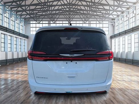 New 2026 Chrysler Pacifica Select image 5
