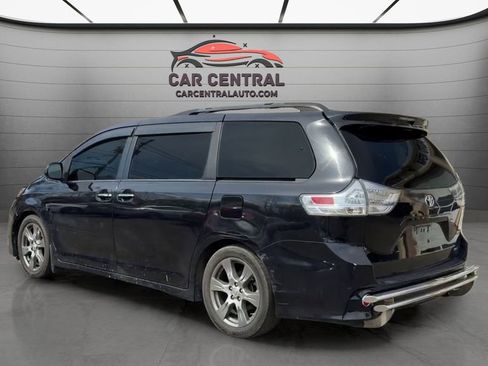 Used 2017 Toyota Sienna SE Premium image 3
