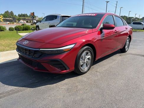Certified 2025 Hyundai Elantra SE FWD image 3