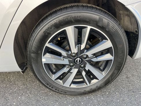 Used 2025 Nissan Versa SV FWD image 28
